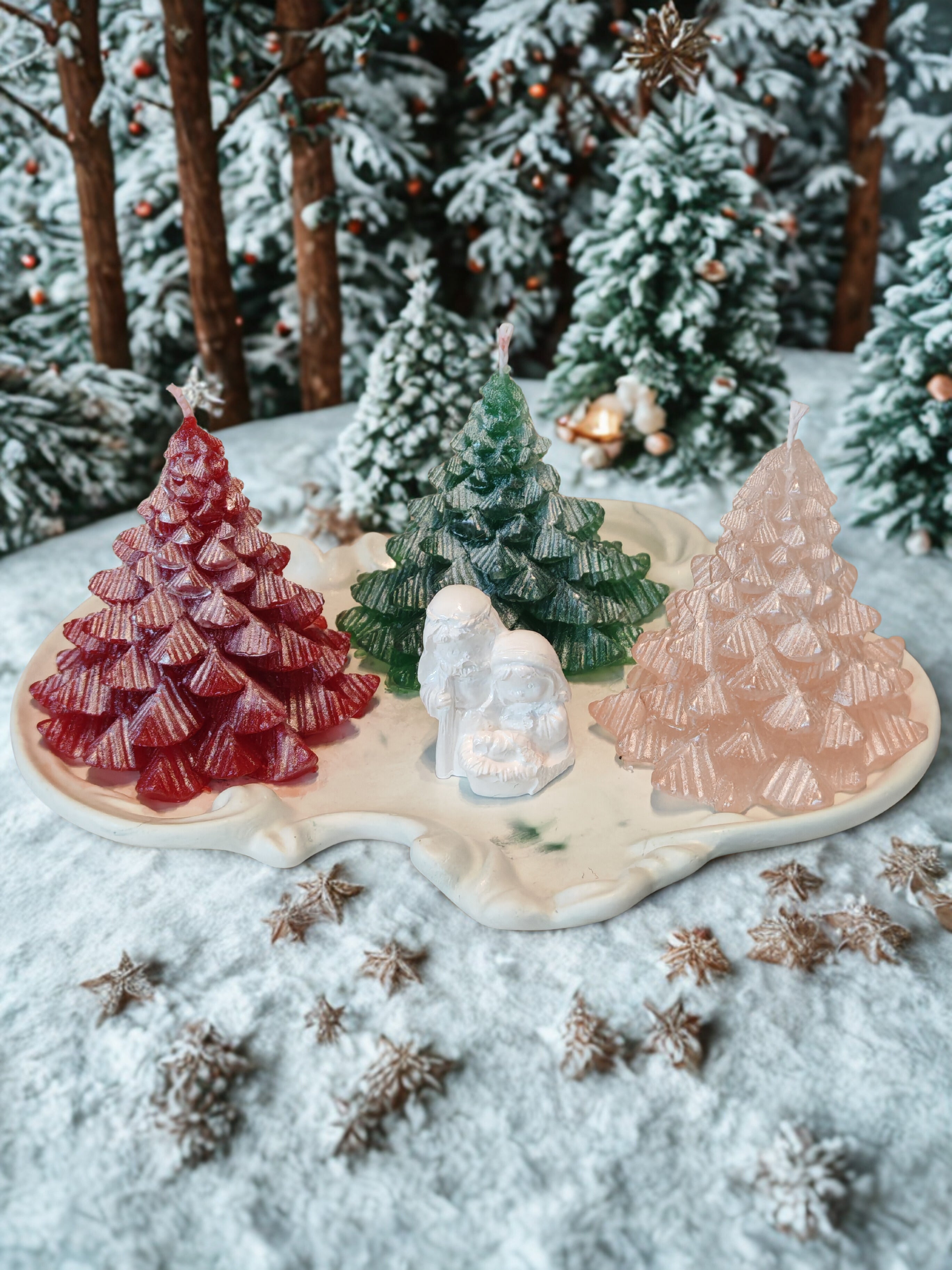 Christmas Village Gift Set – 3 Gel Wax Trees 55 g, Holy Family Figurine and Display Tray