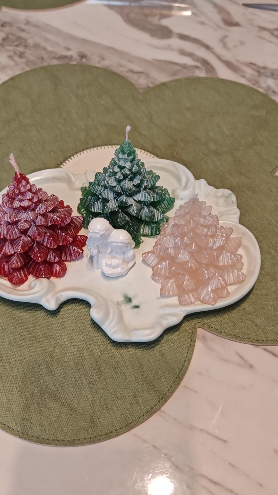 Christmas Village Gift Set – 3 Gel Wax Trees 55 g, Holy Family Figurine and Display Tray